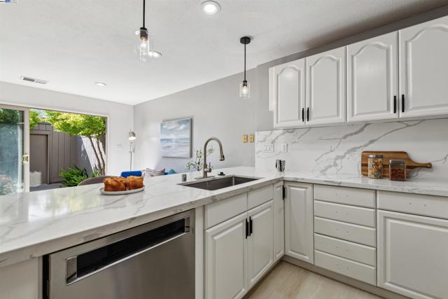 1026 Trellis Ln, Alameda CA: https://media.crmls.org/mediaz/99aec994-acc9-4600-8a0b-9fe6d969b71e.jpg