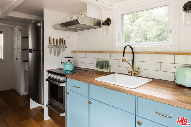 22575 Monte Vista Drive, Topanga CA: https://media.crmls.org/mediaz/99aee302-8003-4895-9473-a8afbc3c16db.jpg