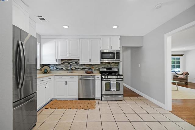 17303 Via Andeta, San Lorenzo CA: https://media.crmls.org/mediaz/99af0048-ce21-4acf-a969-f221613a53be.jpg