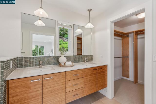 70 Lost Valley Dr, Orinda CA: https://media.crmls.org/mediaz/99af0764-2b02-4aee-9150-b3618de4e521.jpg