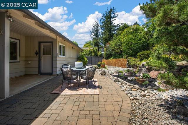 1 Aspinwall Ct, Orinda CA: https://media.crmls.org/mediaz/99afad1a-4b7b-46ba-bc9e-30d16bb3743c.jpg