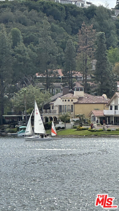 32134 Beachlake Lane, Westlake Village CA: https://media.crmls.org/mediaz/99afb682-ecf0-4e4d-8952-45f054cd8936.jpg