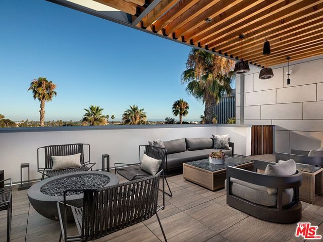 3223 Wilshire Boulevard, Santa Monica CA: https://media.crmls.org/mediaz/99afc115-2024-4ecd-91ba-f23addb20f81.jpg
