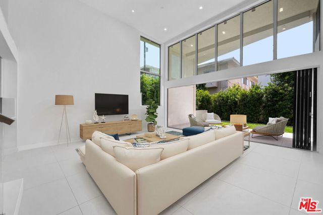 621 N Kings Road, West Hollywood CA: https://media.crmls.org/mediaz/99b0e99e-e5ec-4849-8341-7bb7f1e67569.jpg