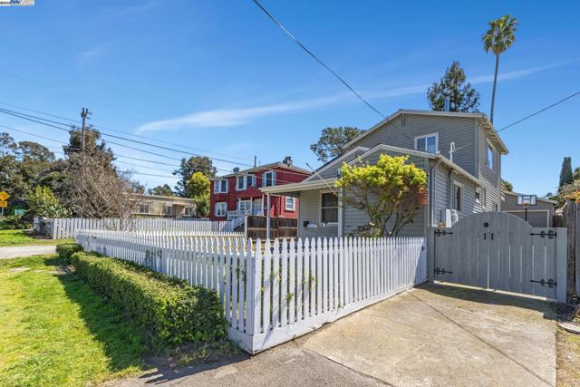 2019 E St, Hayward CA: https://media.crmls.org/mediaz/99b1deb1-3339-4994-b775-24f7bd4b84c4.jpg