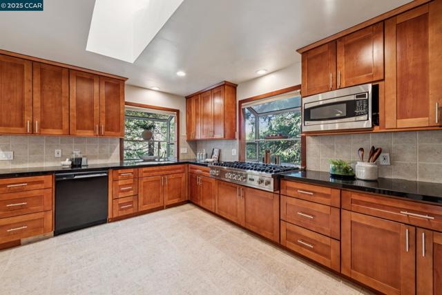 1149 Camino Vallecito, Lafayette CA: https://media.crmls.org/mediaz/99b22050-51da-48e0-b13d-891a07375a16.jpg