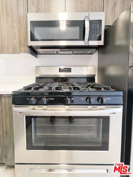 3057 W Pico Boulevard, Los Angeles CA: https://media.crmls.org/mediaz/99b38351-ffe9-48b3-b5ef-0509fe1855d3.jpg