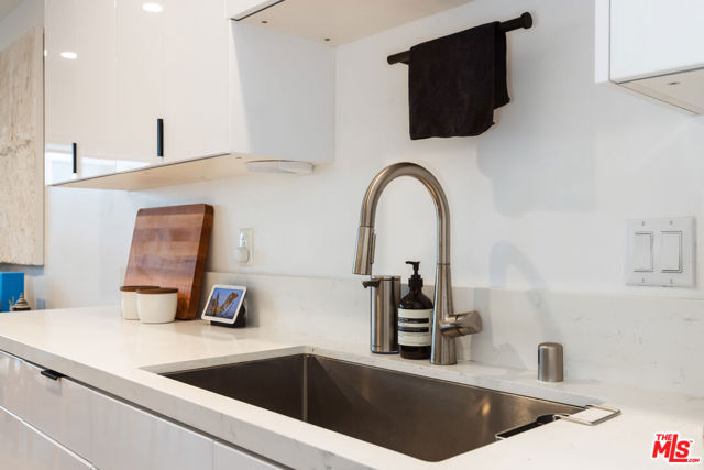 536 N Orlando Avenue, West Hollywood CA: https://media.crmls.org/mediaz/99b41380-b198-46b7-bbc7-7faee01accd3.jpg