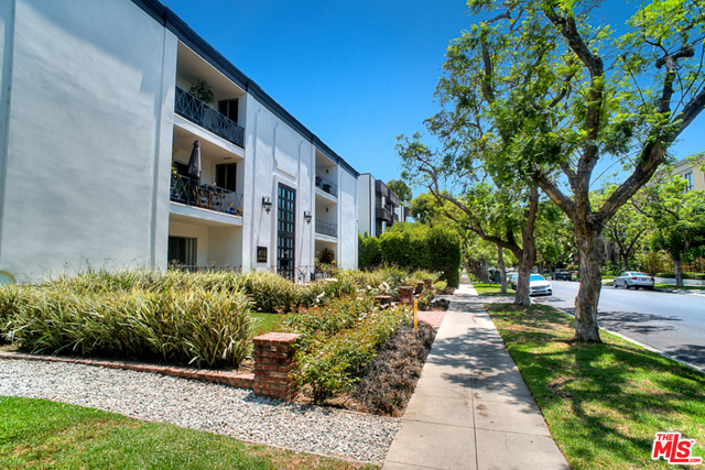 416 N Oakhurst Drive, Beverly Hills CA: https://media.crmls.org/mediaz/99b4ed57-9acf-4cdf-b091-13a0f6320439.jpg