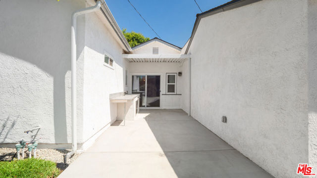 240 W El Sur Street, Monrovia CA: https://media.crmls.org/mediaz/99b52f10-8181-488b-833f-b5f484dfa1ce.jpg