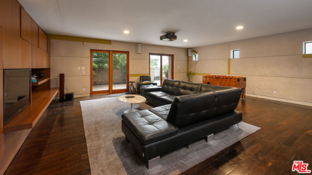 4115 Roma Court, Marina del Rey CA: https://media.crmls.org/mediaz/99b5c9ab-d80d-4579-ab2c-a0bc2f8edd2a.jpg
