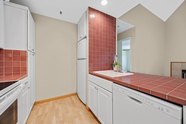 1308 Walden Rd, Walnut Creek CA: https://media.crmls.org/mediaz/99b641c0-713f-48a0-a188-f9d4141f6b35.jpg