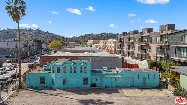 3051 N Coolidge Avenue, Los Angeles CA: https://media.crmls.org/mediaz/99b64954-2f95-4091-8ff7-515f4ef9e384.jpg