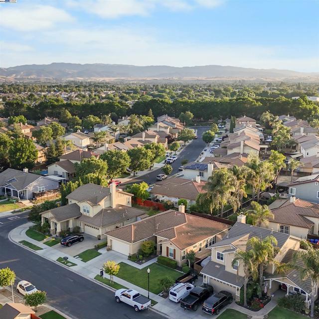 443 Collis St, Brentwood CA: https://media.crmls.org/mediaz/99b65031-c1d9-47af-aa77-c451d27f220c.jpg