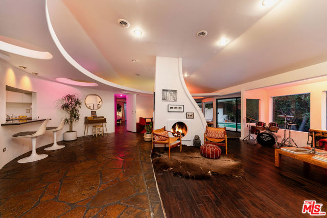 7495 Mulholland Drive, Los Angeles CA: https://media.crmls.org/mediaz/99b68928-8322-4bad-b7d6-4d824d8928cb.jpg