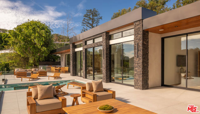 12752 Mulholland Drive, Beverly Hills CA: https://media.crmls.org/mediaz/99b691a1-f32b-4a2c-8118-7b689d285adf.jpg