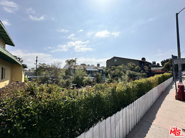 2712 Pacific Avenue, Venice CA: https://media.crmls.org/mediaz/99b815c5-40f0-4cd9-a90f-db9bcbfa125e.jpg