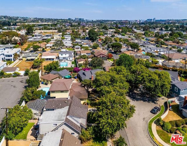 11205 Huntley Place, Culver City CA: https://media.crmls.org/mediaz/99b865a3-ed72-479c-a003-18fb46316d32.jpg