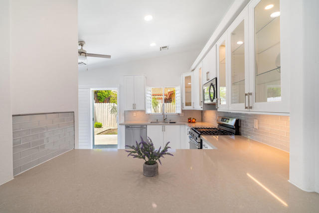 53045 Avenida Obregon, La Quinta CA: https://media.crmls.org/mediaz/99b934e9-3ac8-4742-b410-651a9b1ee094.jpg