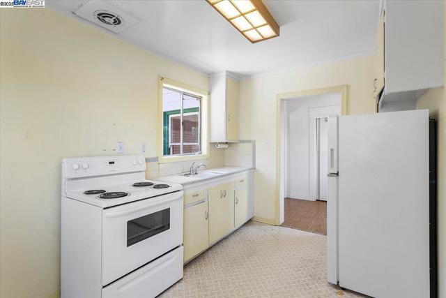 2255 Lincoln Ave., Alameda CA: https://media.crmls.org/mediaz/99b93768-1657-43fa-9e91-e253f922588a.jpg