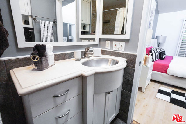 5920 Chula Vista Way, Los Angeles CA: https://media.crmls.org/mediaz/99b9bcd1-30e2-4592-ba86-b6876a39ccce.jpg