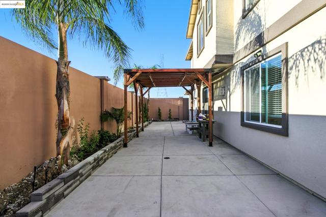 536 Aster St, Vacaville CA: https://media.crmls.org/mediaz/99ba3603-92c6-44a2-a962-b1fe8d5f4c4f.jpg