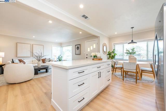 963 Douglas Dr, San Leandro CA: https://media.crmls.org/mediaz/99ba3ffa-40ec-4485-8e1a-3f7eab7900ca.jpg