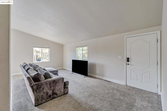 16711 Marsh Creek Rd, Clayton CA: https://media.crmls.org/mediaz/99bb3af5-e8dc-4b7d-9062-7a09ec6700f1.jpg