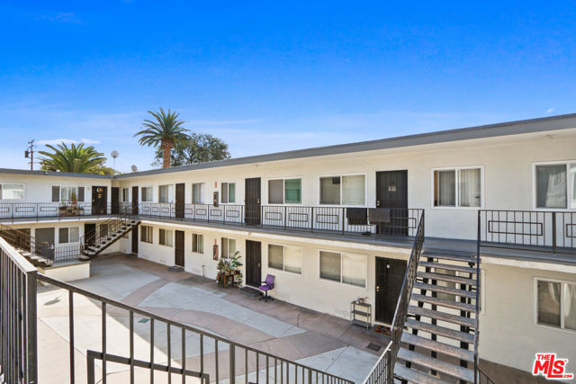 115 N Oak Street, Inglewood CA: https://media.crmls.org/mediaz/99bb5e84-0722-4eb5-a9ca-3843fcf30c32.jpg