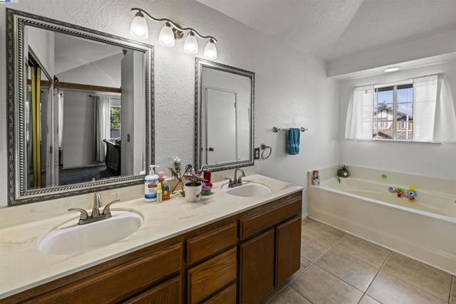 1860 Concannon Dr, Oakley CA: https://media.crmls.org/mediaz/99bb5faf-89c0-455e-8c89-4b640e4e5046.jpg
