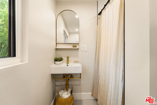 22824 Margarita Drive, Woodland Hills CA: https://media.crmls.org/mediaz/99bbcdef-10b5-450f-80f6-f396378fa565.jpg