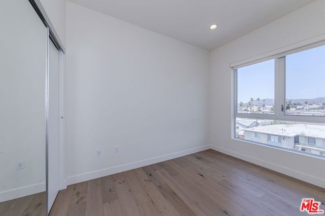 105 S Mariposa Avenue, Los Angeles CA: https://media.crmls.org/mediaz/99bc0749-1fc2-4986-bee3-75551e7412a3.jpg