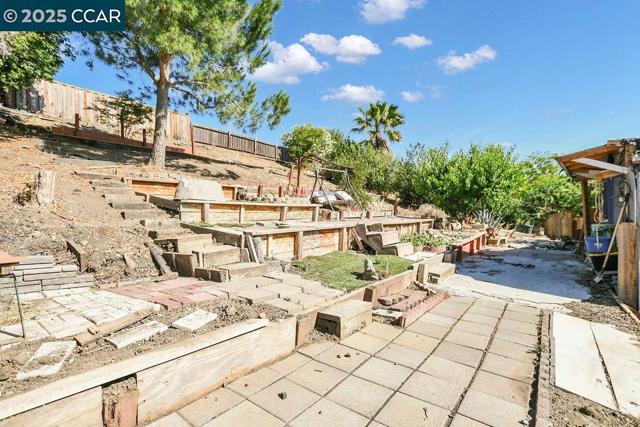 2256 CONCORD DR, Pittsburg CA: https://media.crmls.org/mediaz/99bc994a-9bec-4bb3-9d02-4bf55dfa19ac.jpg