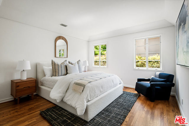 5700 Spring Oak Drive, Los Angeles CA: https://media.crmls.org/mediaz/99bd1518-1fbc-4887-9d6f-2e8e3e2cda1a.jpg
