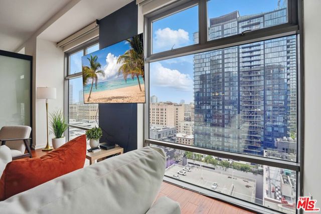 801 S Grand Avenue, Los Angeles CA: https://media.crmls.org/mediaz/99bd96e0-2d0e-4592-9b68-d77ae8c16717.jpg