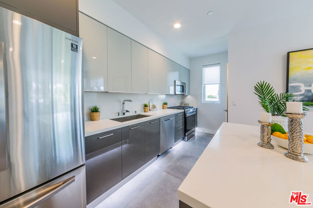 214 S Westmoreland Avenue, Los Angeles CA: https://media.crmls.org/mediaz/99bdd17d-1d9b-4eeb-824c-a99ae4544bd0.jpg