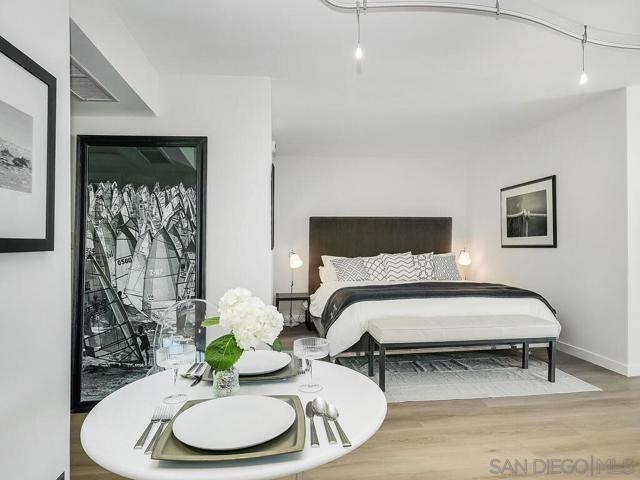 1720 Avenida del Mundo, Coronado CA: https://media.crmls.org/mediaz/99bf7cbd-fe67-42c9-a74f-1d1d409815c4.jpg