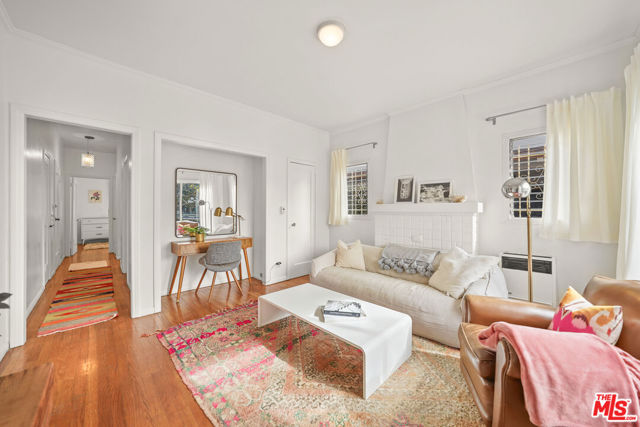 236 S 5th Avenue, Venice CA: https://media.crmls.org/mediaz/99c03709-1075-4cf3-80ee-6ec35268f8ab.jpg