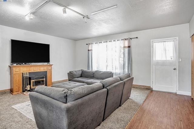 360 Calmace Dr, Dixon CA: https://media.crmls.org/mediaz/99c1cb4a-da93-4c82-8970-3484f6c33044.jpg