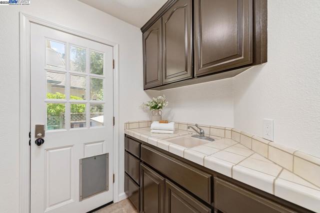 942 Finovino Ct, Pleasanton CA: https://media.crmls.org/mediaz/99c39ba9-b509-45d6-95e1-4afb6a9a5193.jpg