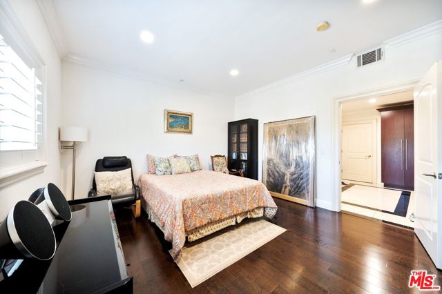 1043 S Kenmore Avenue, Los Angeles CA: https://media.crmls.org/mediaz/99c44752-e23f-4ebe-a3af-a1afbdf14af0.jpg