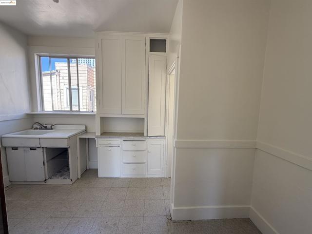 3999 Clarke, Oakland CA: https://media.crmls.org/mediaz/99c4cbbd-3090-44a9-a7fc-c19840612f37.jpg