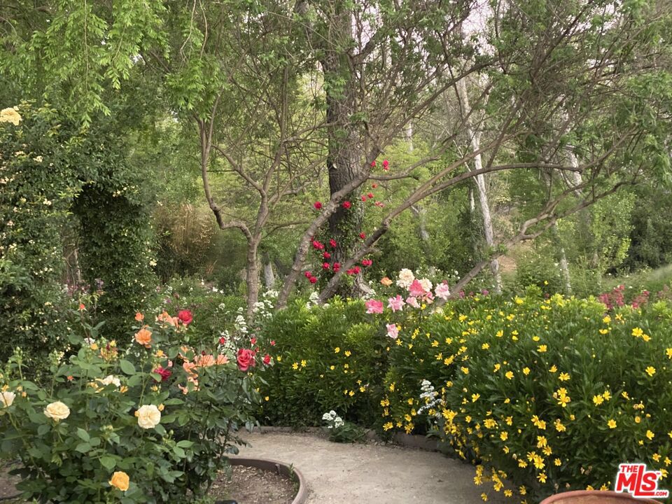 https://media.crmls.org/mediaz/99c51836-cc5d-4bef-9a82-32327caee3de.jpg?preset=X-Large