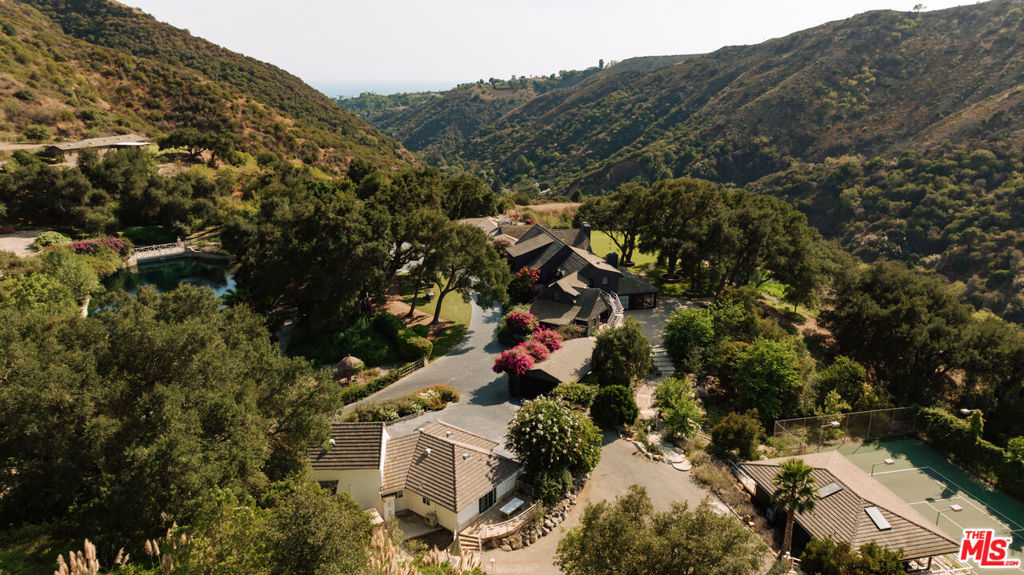 https://media.crmls.org/mediaz/99c56d17-2fa4-46f8-89e7-83bb0155c0b2.jpg?preset=X-Large