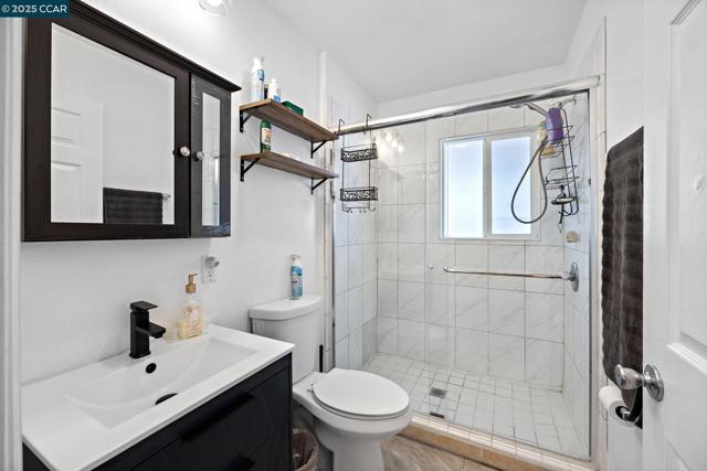 7447 Lockwood St, Oakland CA: https://media.crmls.org/mediaz/99c655f4-5d5a-48a1-a36c-2f370421b75d.jpg