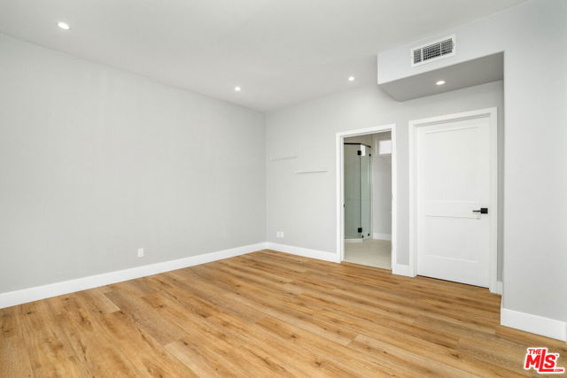 5923 Etiwanda Avenue, Tarzana CA: https://media.crmls.org/mediaz/99c6a409-42d2-442f-a740-79a63d71caa4.jpg
