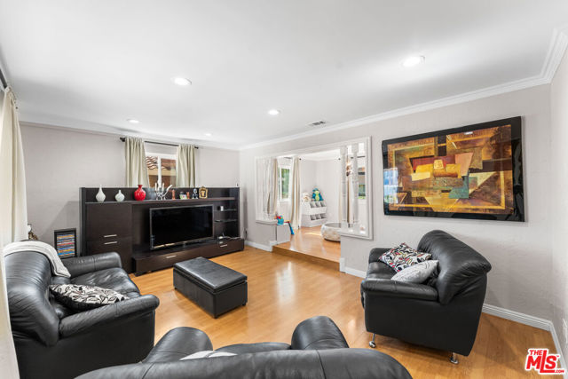 18032 Mariner Drive, Victorville CA: https://media.crmls.org/mediaz/99c6ad49-943d-4c06-a607-2e51619137ad.jpg