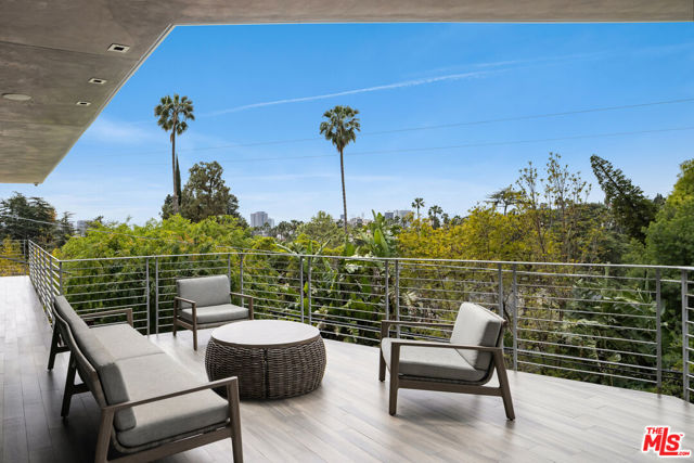 5751 Valley Oak Drive, Los Angeles CA: https://media.crmls.org/mediaz/99c6e2fa-41a4-47d1-8c85-cbaa92fe6e5e.jpg