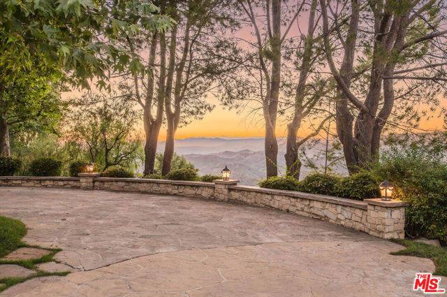 25010 Thousand Peaks Road, Calabasas CA: https://media.crmls.org/mediaz/99c90f8f-c7ad-4e39-91de-bea369d39c07.jpg
