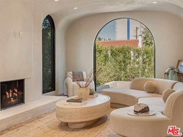 309 N Arden Boulevard, Los Angeles CA: https://media.crmls.org/mediaz/99c93c62-50f5-4c18-a5f2-4665bbda2259.jpg
